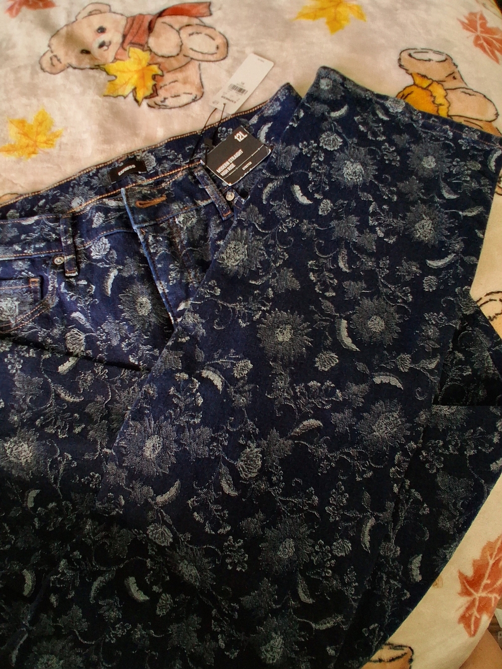 Express Women's Straight High-Rise Jeans in Dark Blue Floral Jacquard - Picture 4 of 8